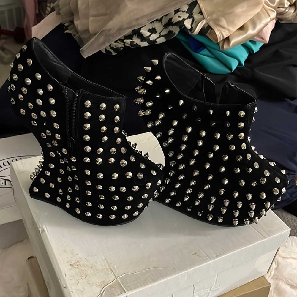 Platform spiked heels black and silver stud